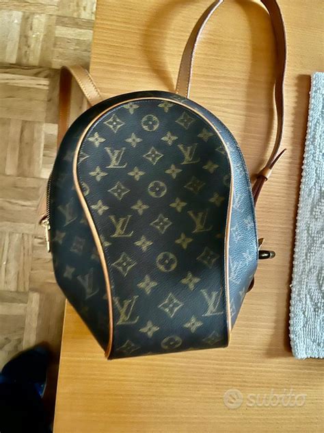 zainetto louis vuitton uomo falso